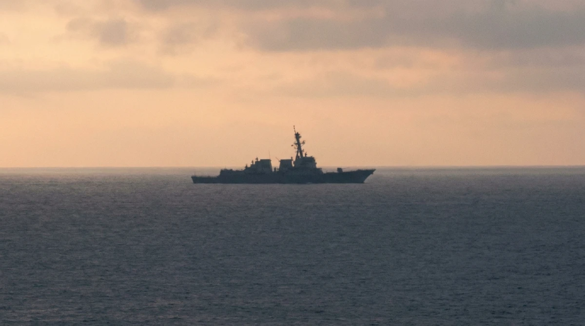 Illustration: warship silhouette on the horizon at dawn