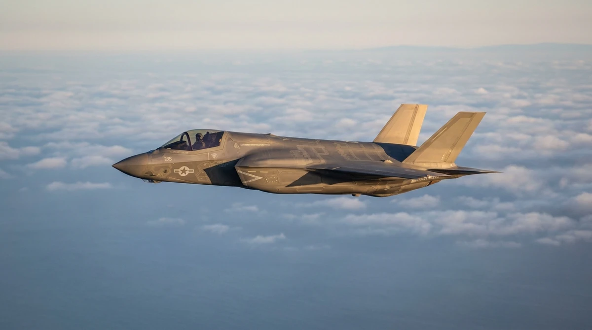 Illustration: F-35 Lightning II in flight above a cloud deck